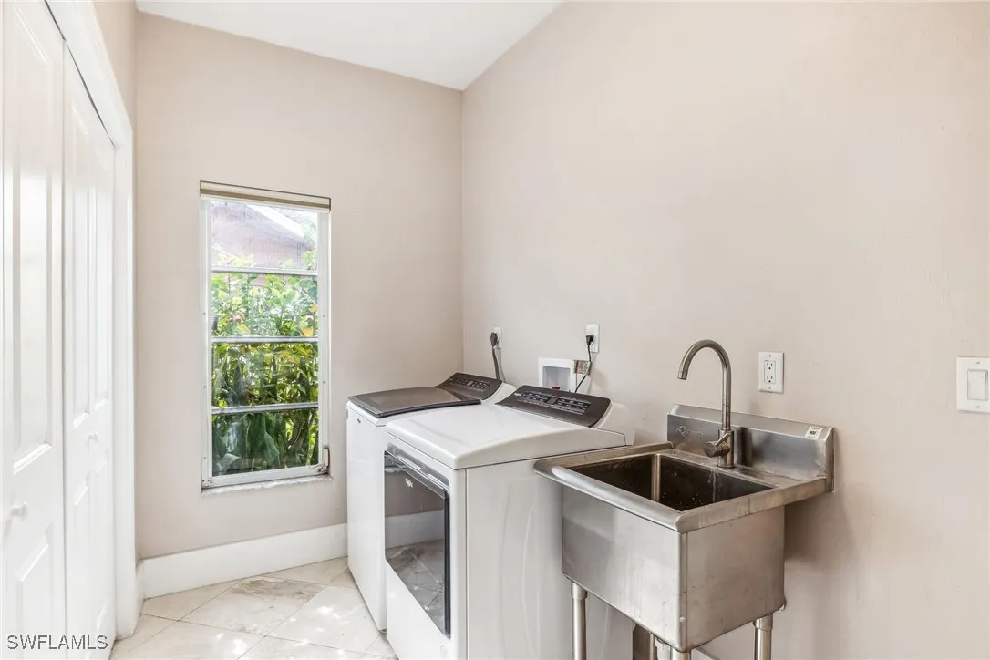 Fort Myers, Florida 33919, United States, 4 Bedrooms Bedrooms, ,2 BathroomsBathrooms,Residential,Pending,29682