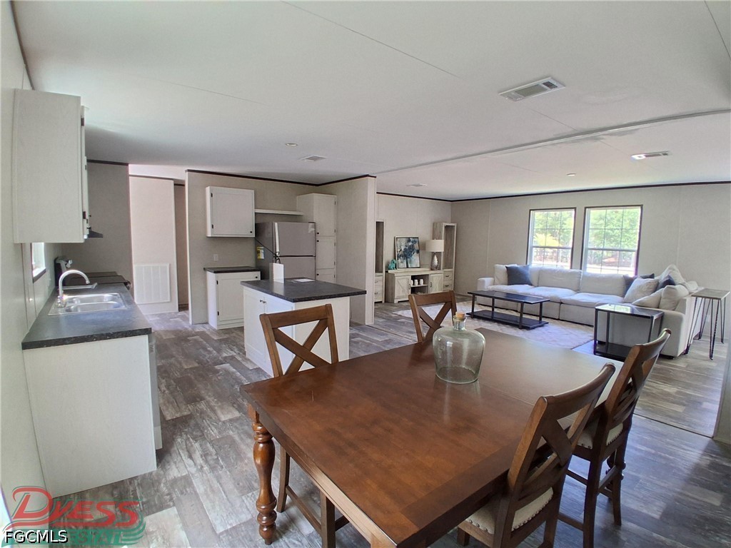 860 N Live Oak Street