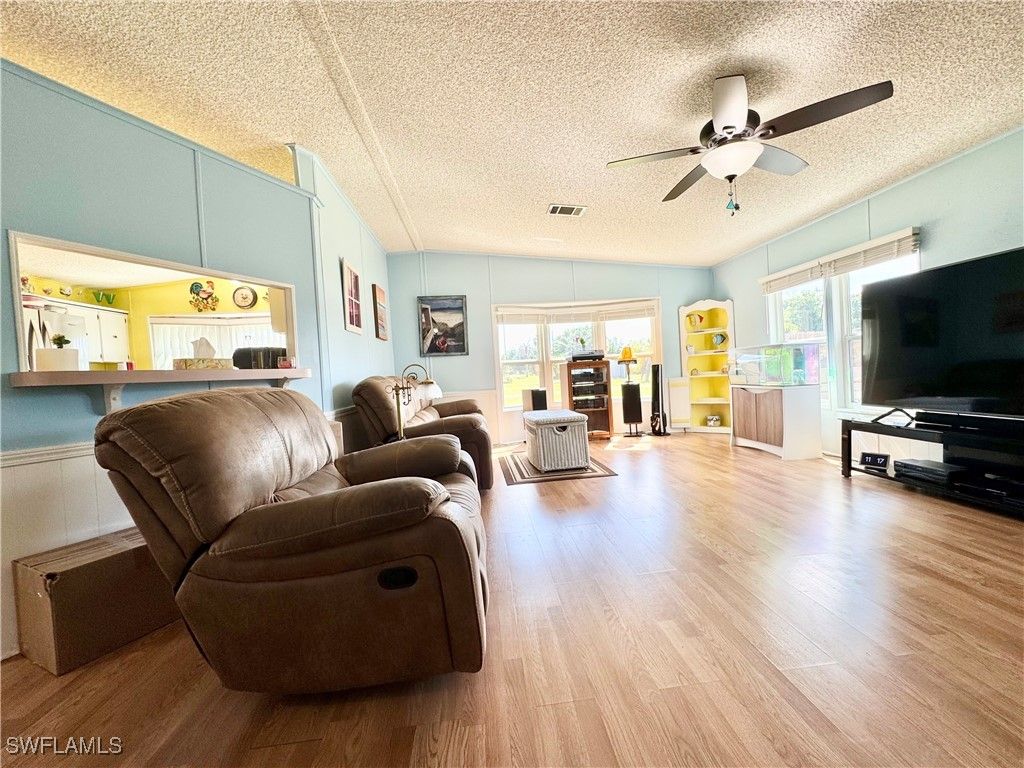 listing image 0
