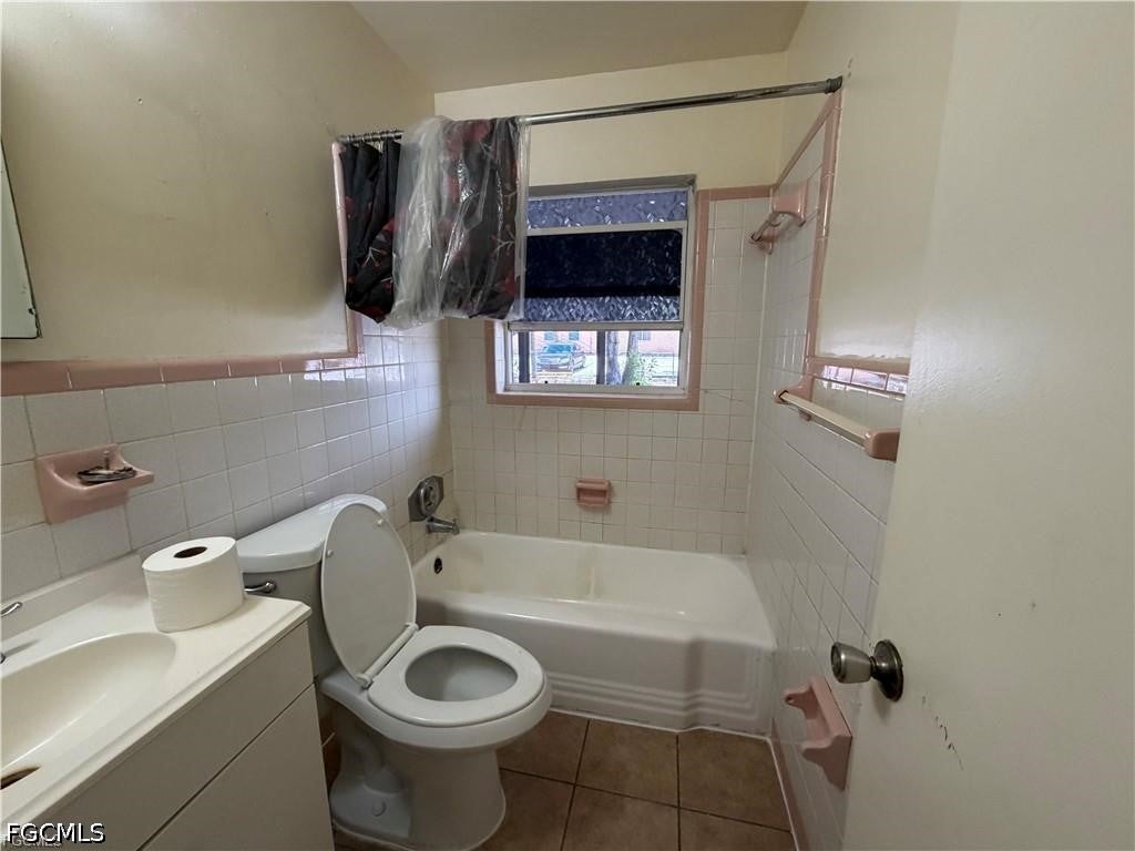 4902 Victoria Drive 1