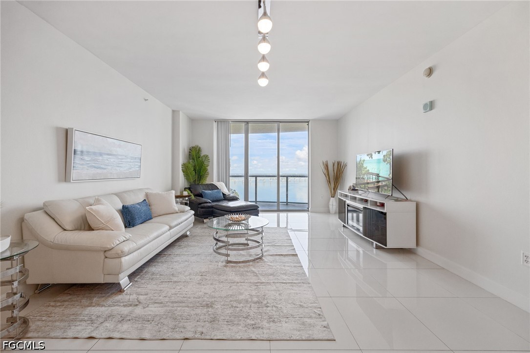 3000 Oasis Grand Boulevard 1705