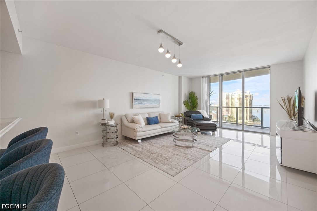 3000 Oasis Grand Boulevard 1705