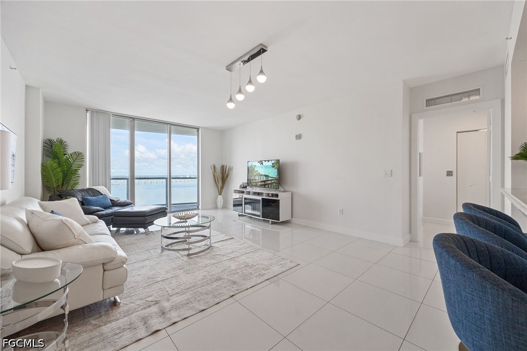 3000 Oasis Grand Boulevard 1705