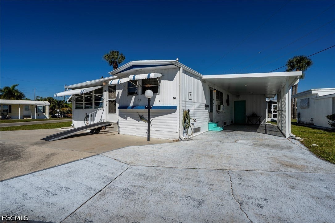5558 Palm Beach Boulevard 14