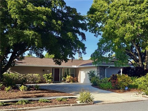 Photo of 1016 Bayshore Avenue, Fort Myers, FL 33919 (MLS # 225059495) Photo of 1016 Bayshore Avenue, Fort Myers, FL 33919 (MLS # 225059495)