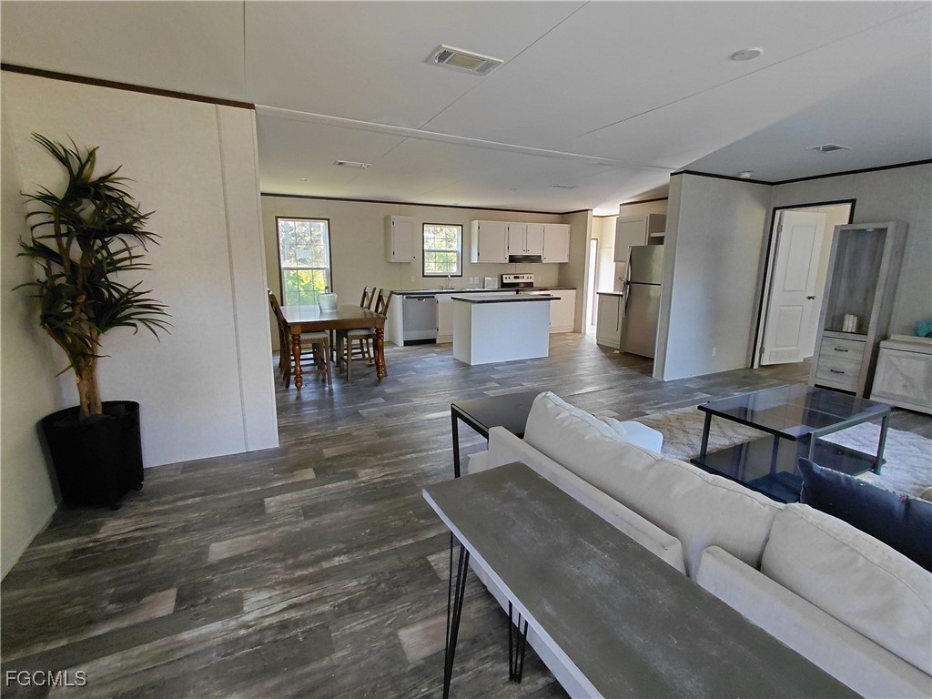 860 N Live Oak Street