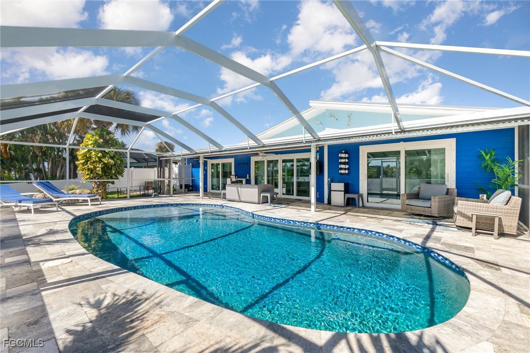 Enjoy SWFL lifestyle w/large screened-in lanai, co
