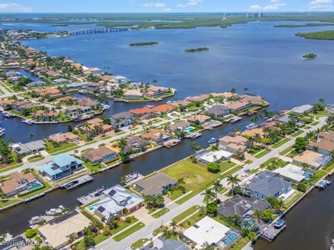 A home in MARCO ISLAND