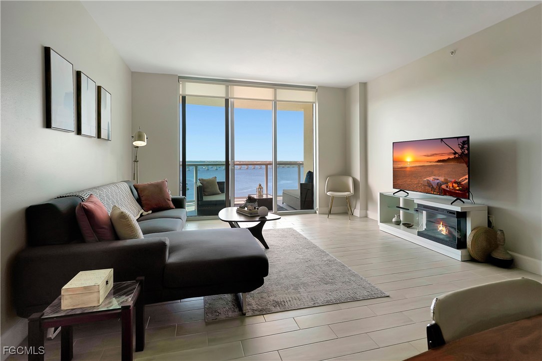 3000 Oasis Grand Boulevard 1401