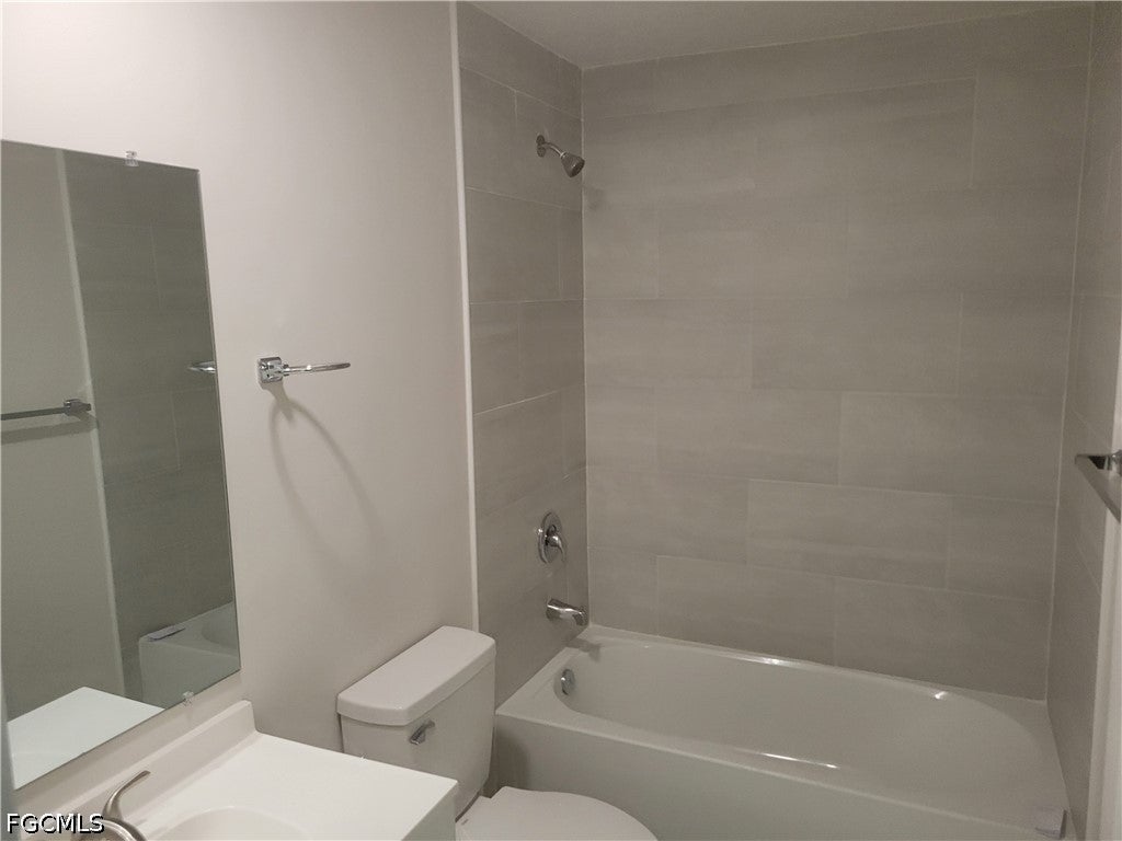 217/219 Cape Coral Parkway W