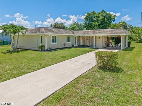 Photo of 18579 Robinson Avenue, Port Charlotte, FL 33948 (MLS # 2026031148)