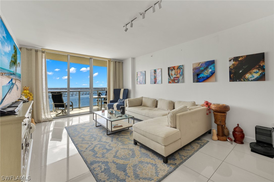 3000 Oasis Grand Boulevard 3002