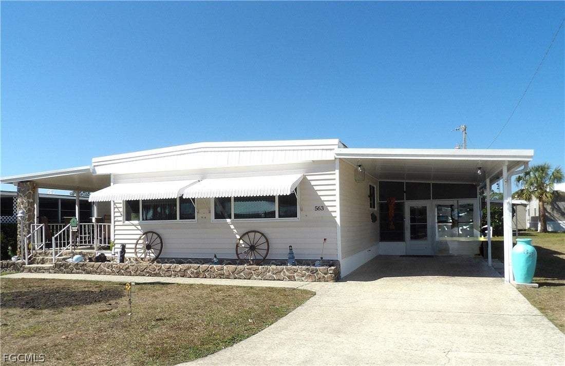 Manufactured / mobile home featuring concrete driv