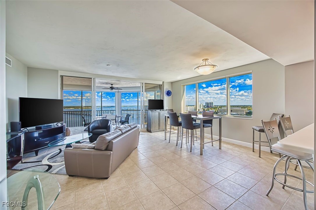 2090 W First Street 1810