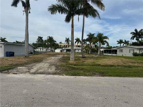 Photo of 9934 Almetta Avenue, Fort Myers, FL 33919 (MLS # 225062681) Photo of 9934 Almetta Avenue, Fort Myers, FL 33919 (MLS # 225062681)