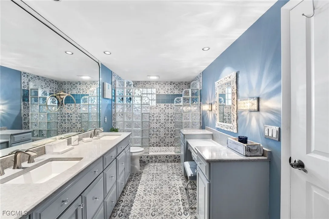 Fort Myers, Florida 33901, United States, 2 Bedrooms Bedrooms, ,2 BathroomsBathrooms,Residential,Active,241120