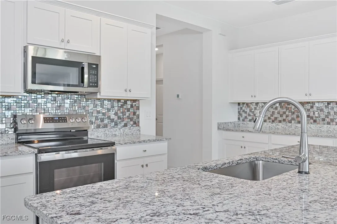 Alva, Florida 33920, United States, 3 Bedrooms Bedrooms, ,3 BathroomsBathrooms,Residential,Pending,250499