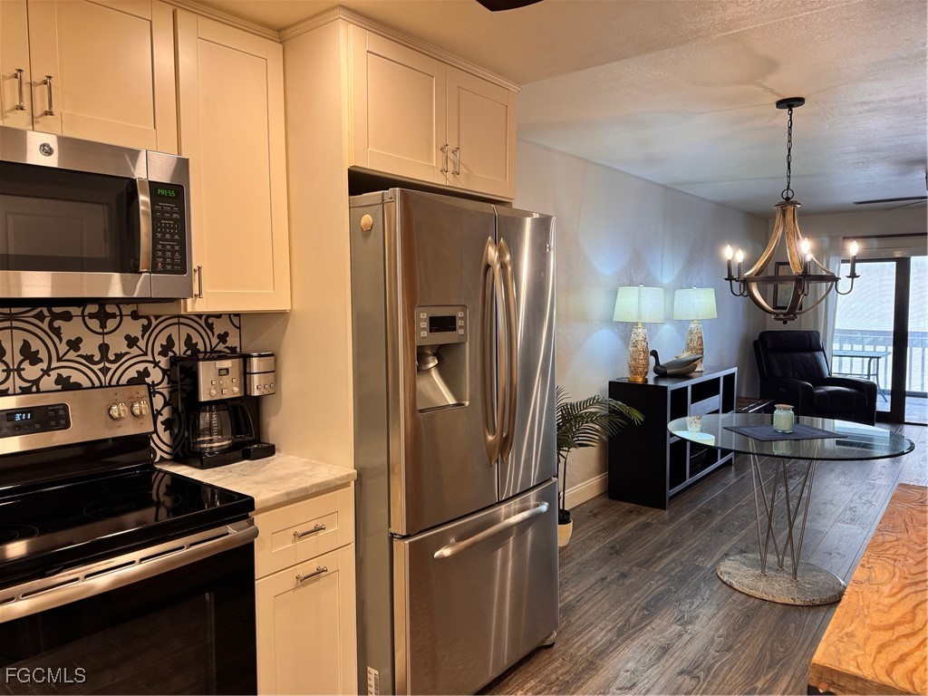 2121 Collier Avenue 220