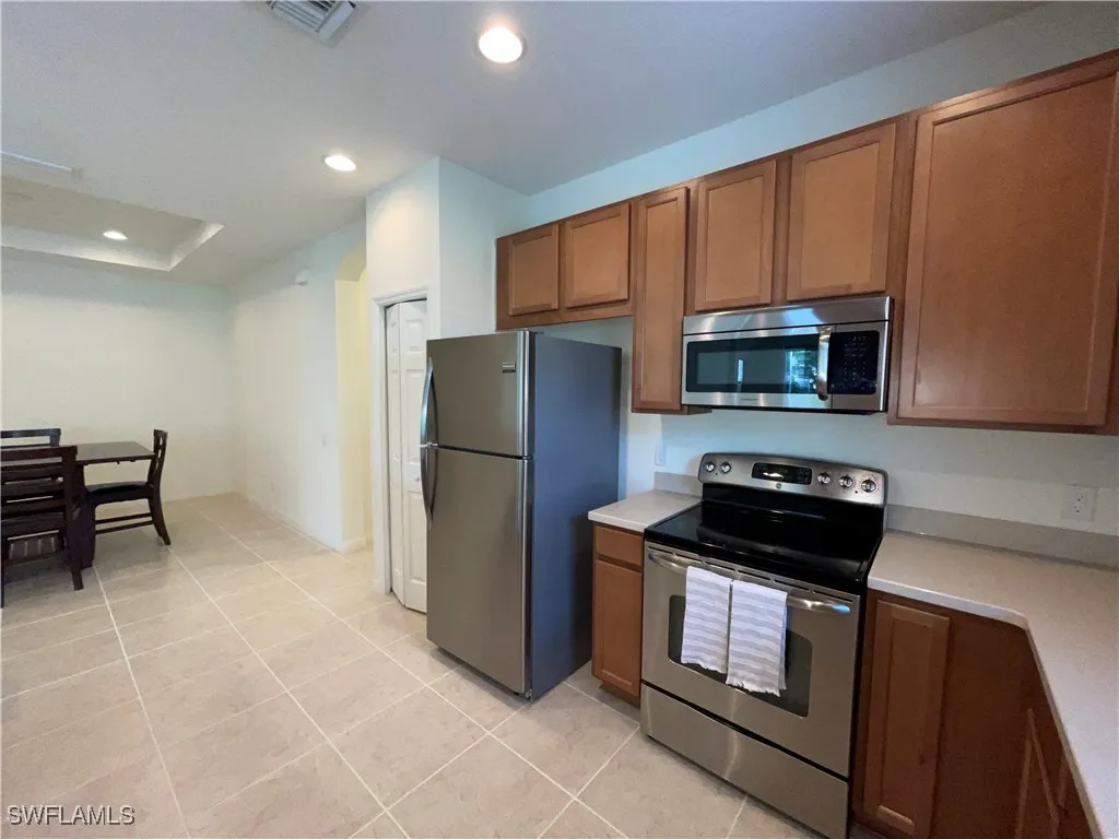 Fort Myers, Florida 33919, United States, 2 Bedrooms Bedrooms, ,2 BathroomsBathrooms,Residential,Pending,20388