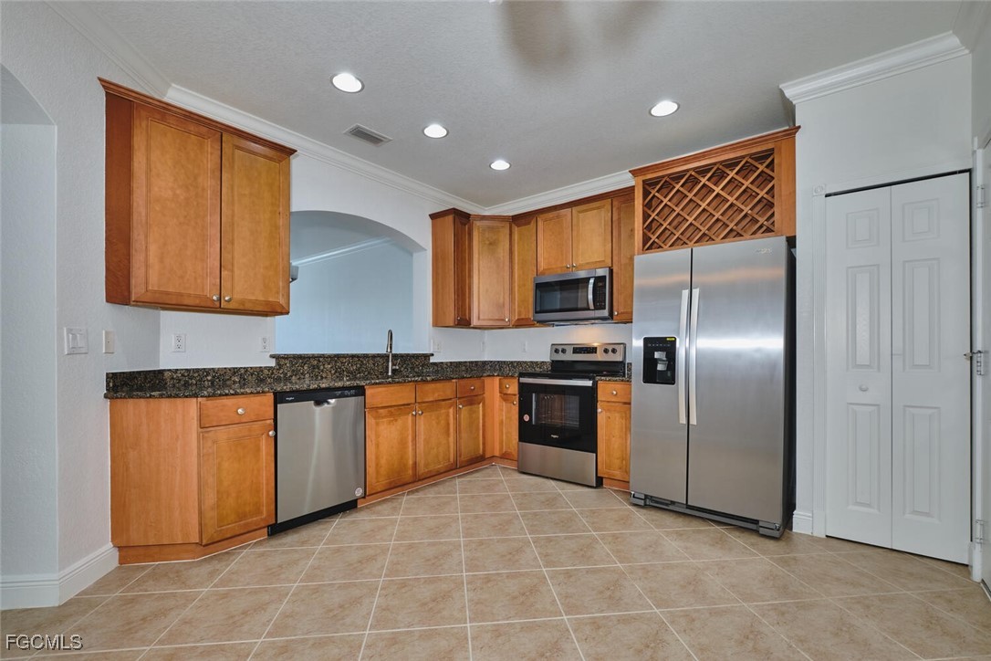Kitchen with crown molding, stainless steel applia