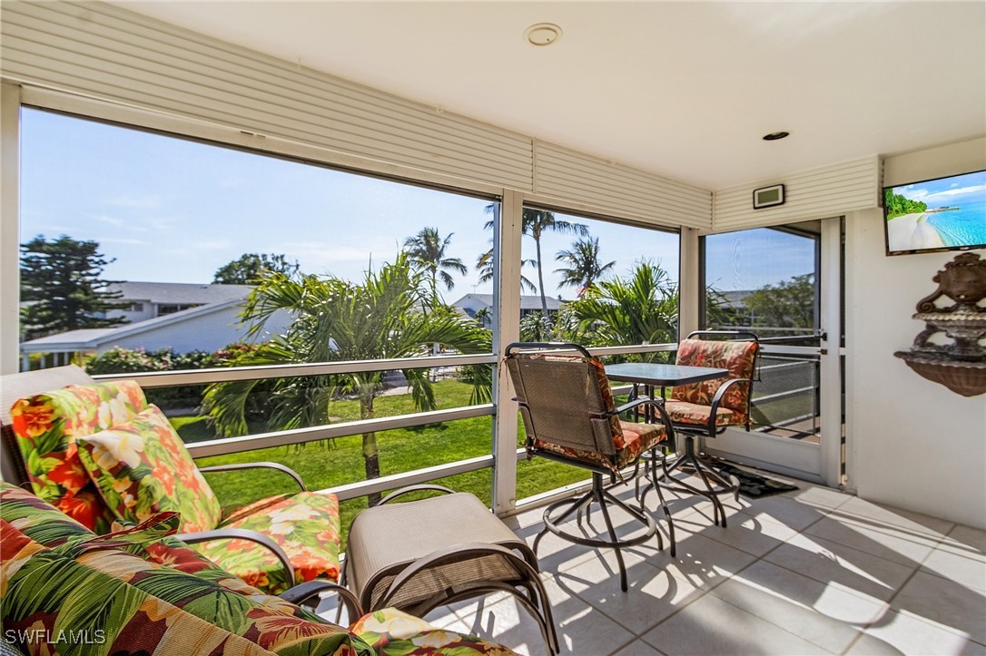 Screened lanai has plenty of room to dine & relax.