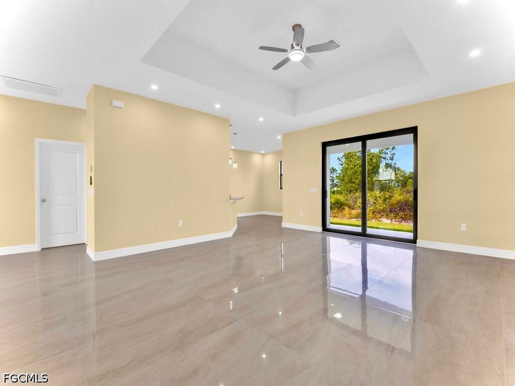 637 Cardinal Street E