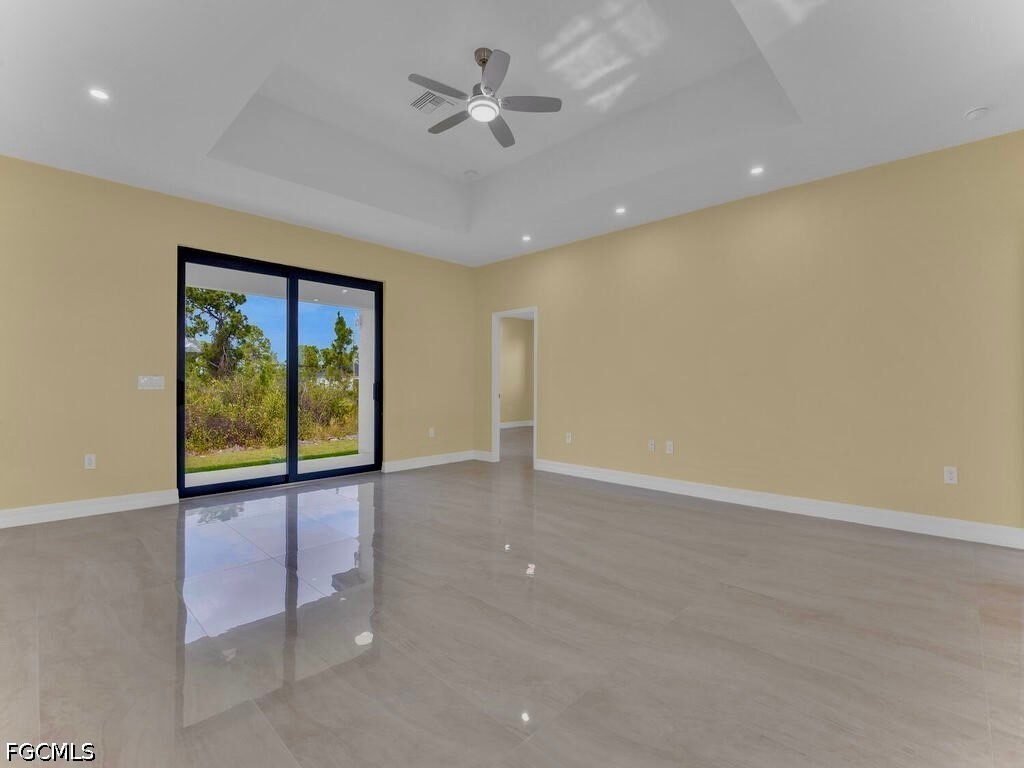 637 Cardinal Street E