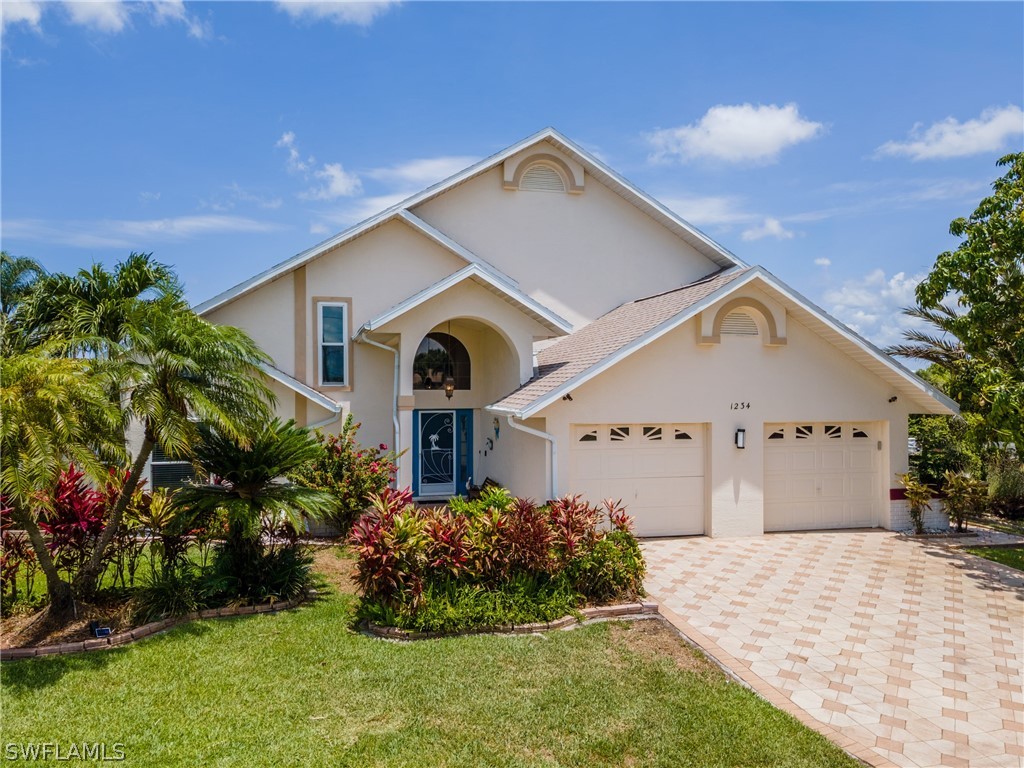 View of front of property featuring a front lawn,