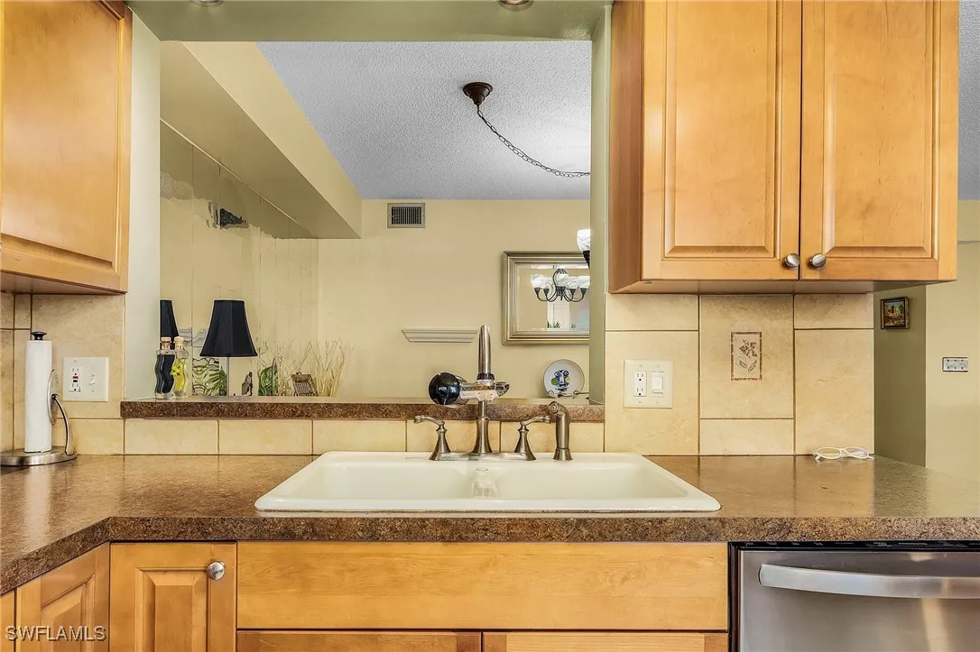 Fort Myers, Florida 33907, United States, 2 Bedrooms Bedrooms, ,2 BathroomsBathrooms,Residential,Active,28099