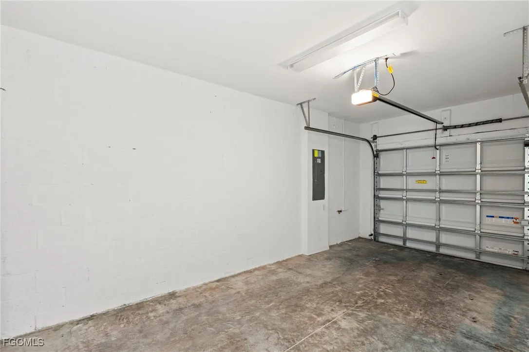 Fort Myers, Florida 33905, United States, 3 Bedrooms Bedrooms, ,3 BathroomsBathrooms,Residential,Active,215260