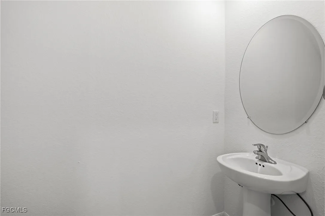 Fort Myers, Florida 33905, United States, 3 Bedrooms Bedrooms, ,3 BathroomsBathrooms,Residential,Active,215260