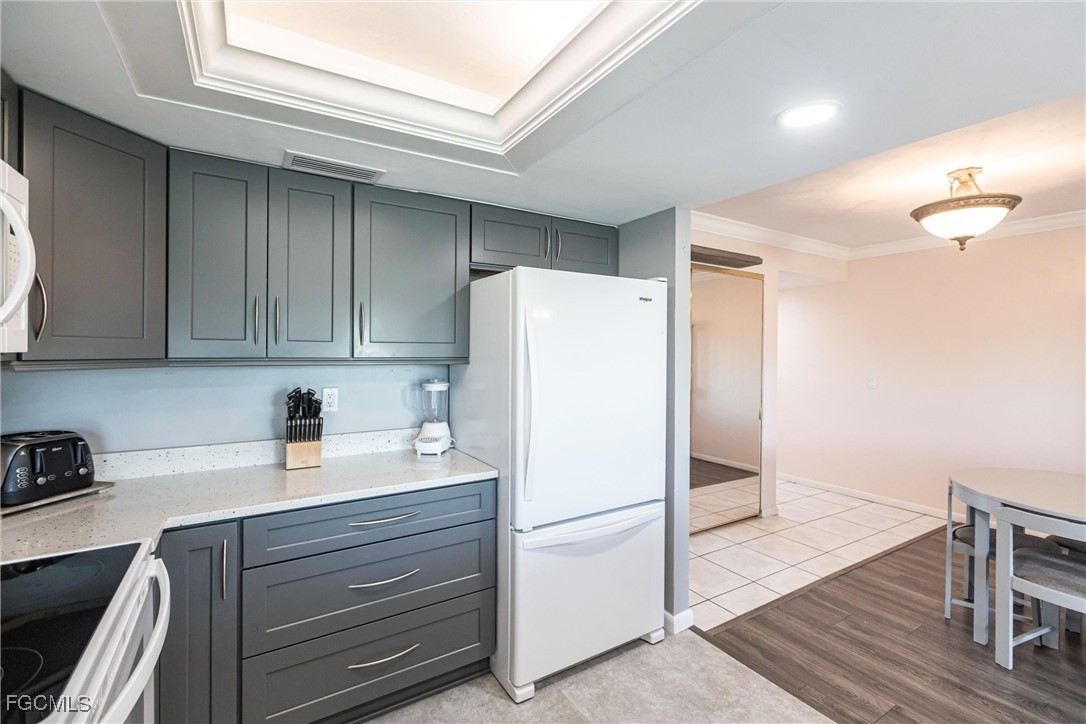 5565 Trailwinds Drive 216