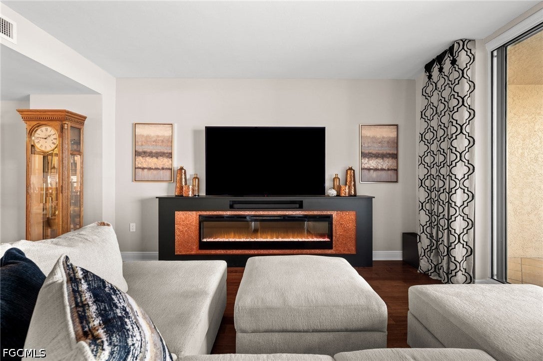 2090 W First Street G807