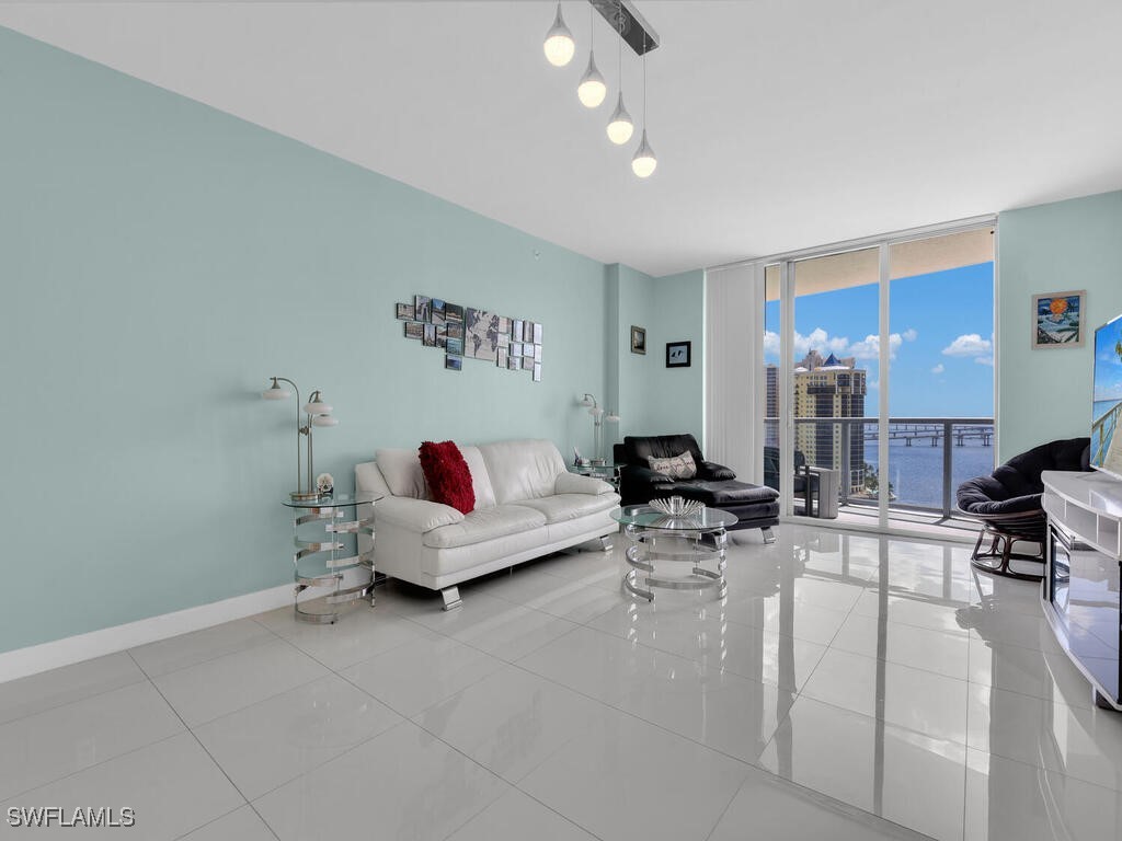 3000 Oasis Grand Boulevard 1705