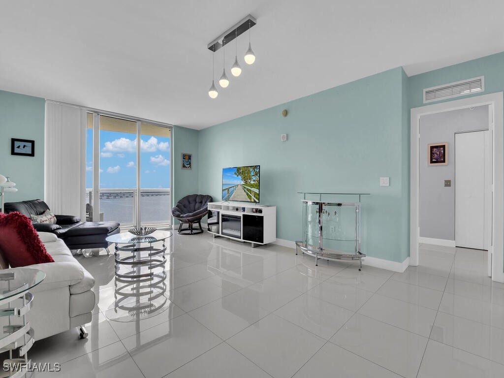 3000 Oasis Grand Boulevard 1705