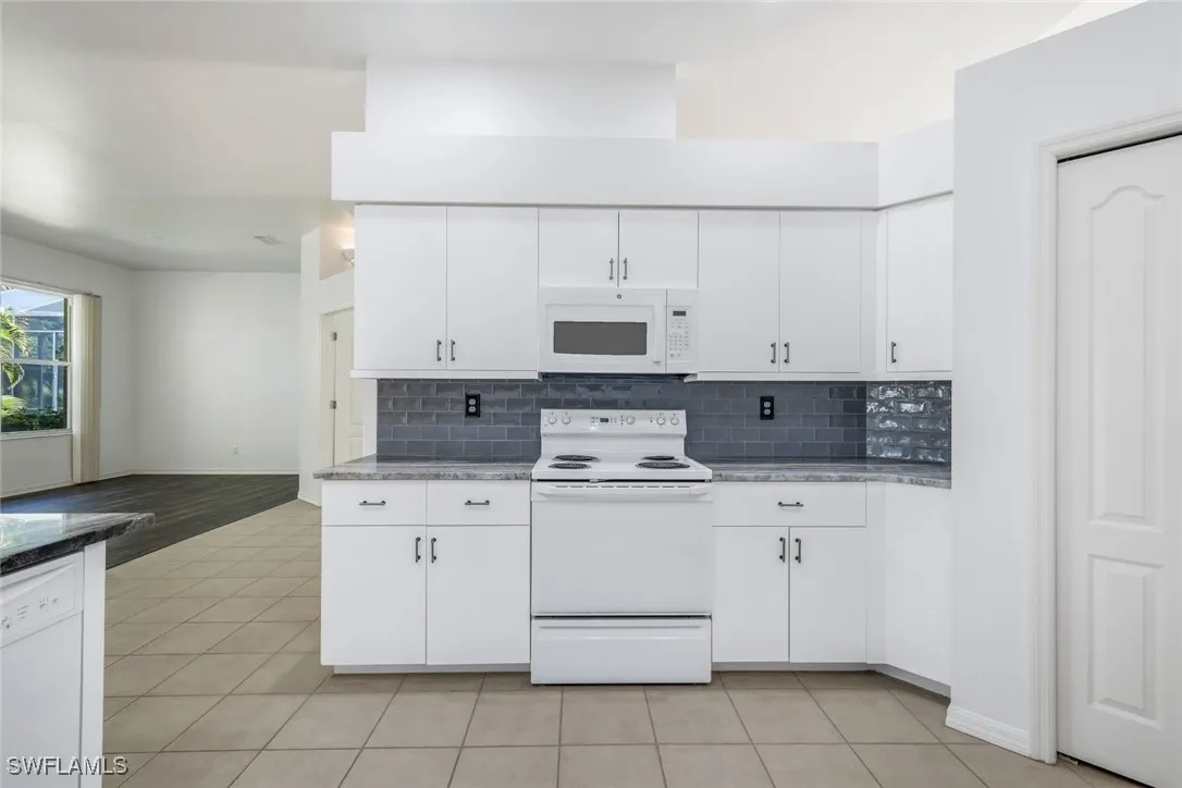 Bonita Springs, Florida 34135, United States, 4 Bedrooms Bedrooms, ,2 BathroomsBathrooms,Residential,Pending,39429