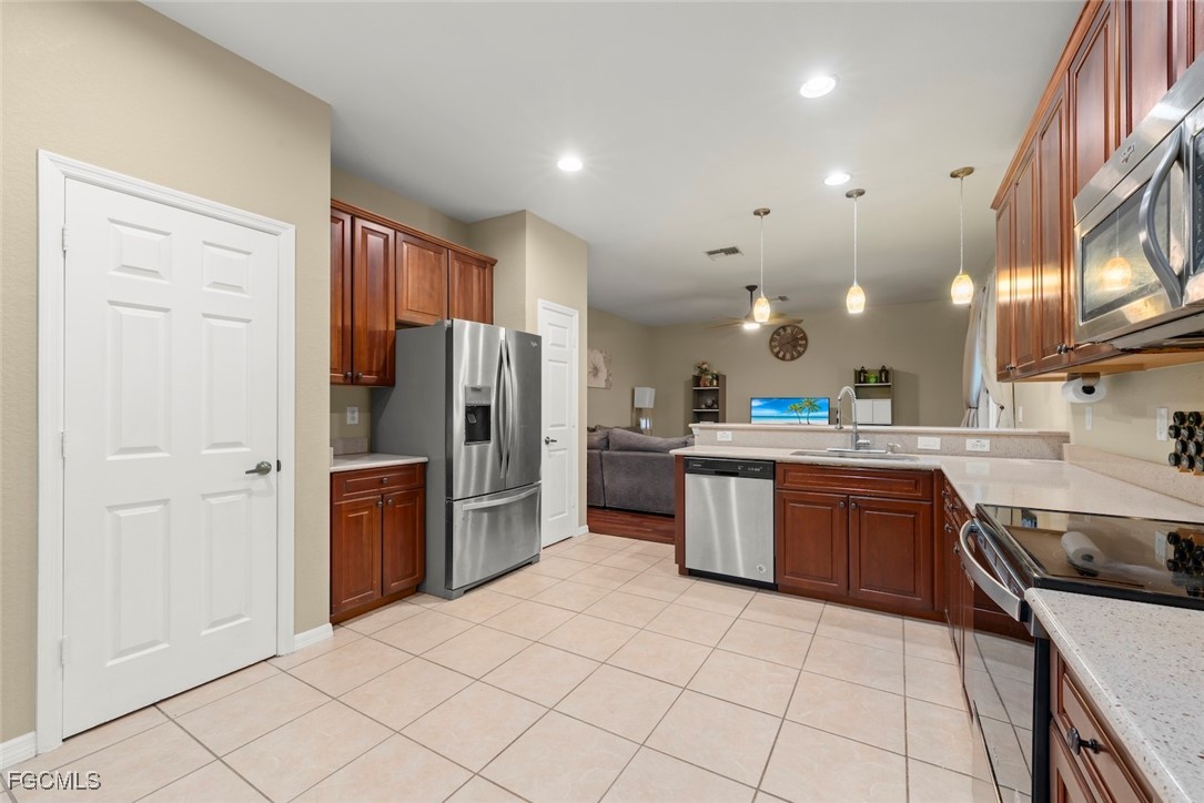 9837 Gladiolus Bulb Loop