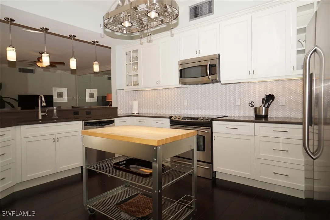 Naples, Florida 34102, United States, 3 Bedrooms Bedrooms, ,3 BathroomsBathrooms,Residential,Pending,138556