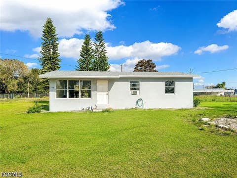 Photo of 298 6th Street NW, Moore Haven, FL 33471 (MLS # 2026035285)
