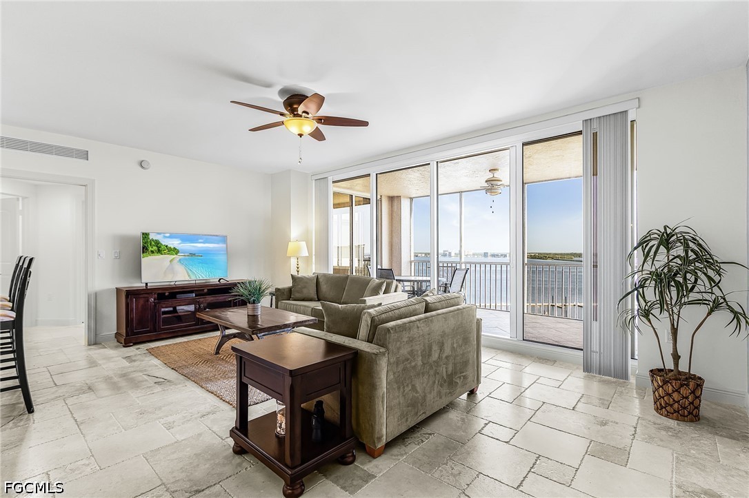 2090 W First Street 1009
