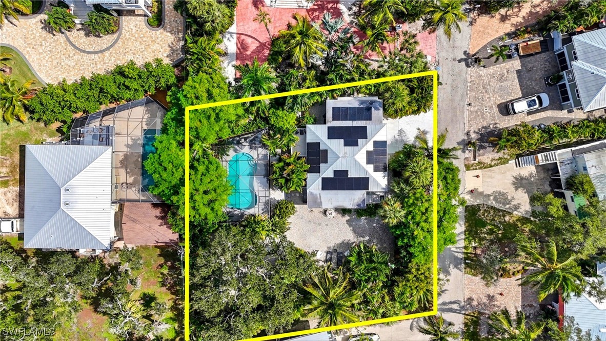 Aerial view of property, yard and a pool area - Vi