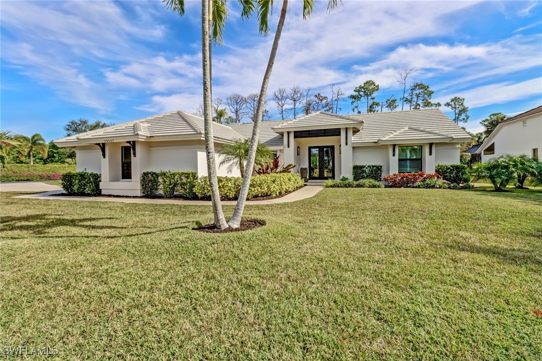 Prairie-style home featuring a front yard, stucco