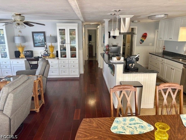 309 Shoreland Drive W