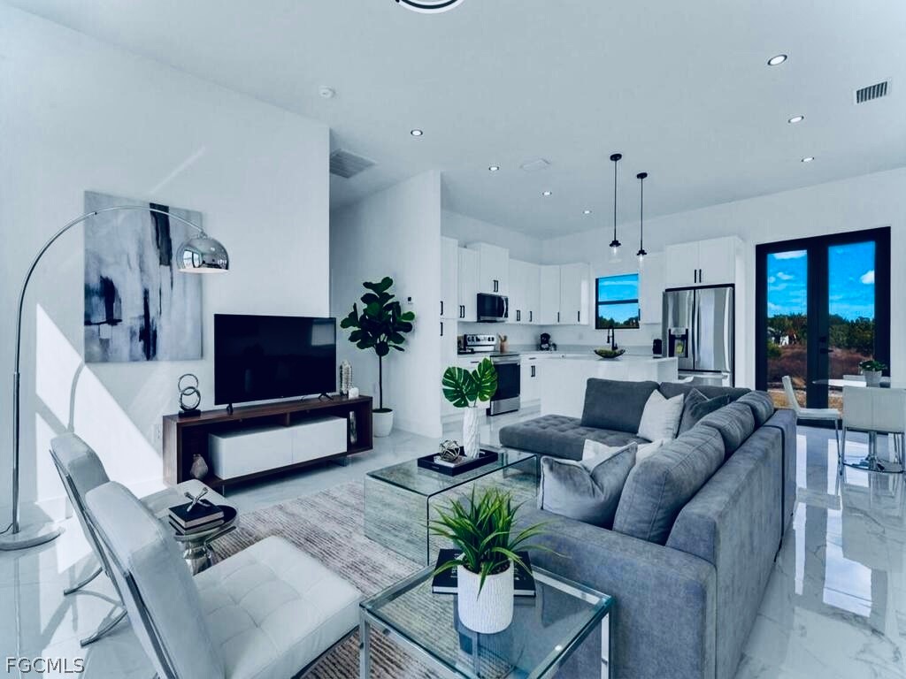 515 Croydon Avenue S