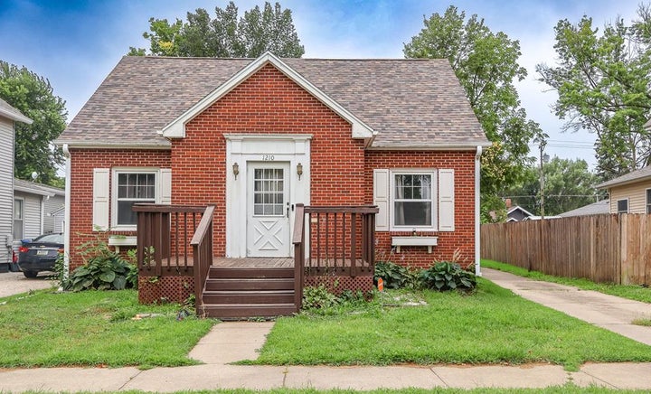 Photo 1 of 32 — 1210 Division Street, Webster City, IA 50595