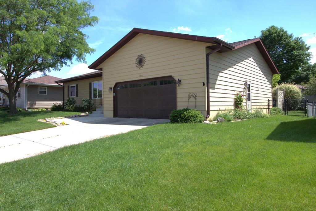 2937 22nd Ave N - Photo 2