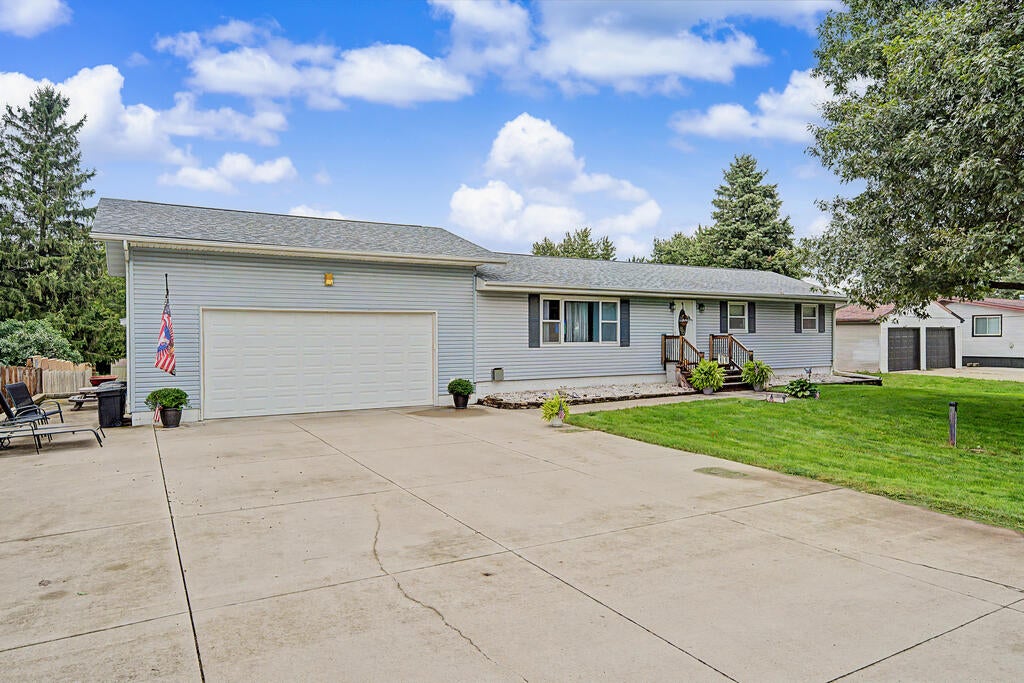 2225 Lakewood Trail - Photo 2