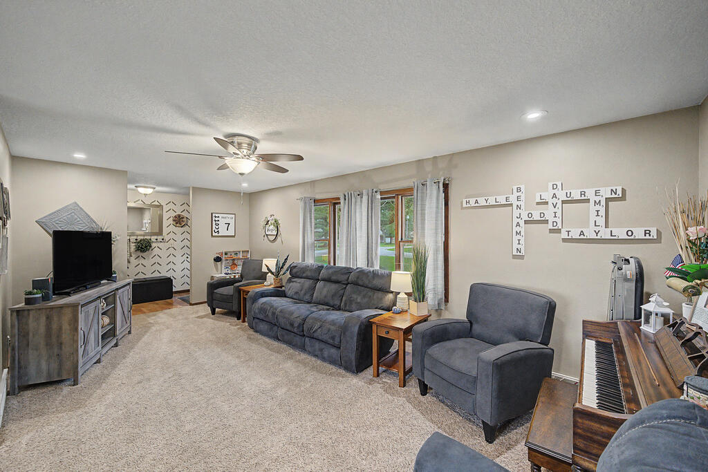 2225 Lakewood Trail - Photo 4