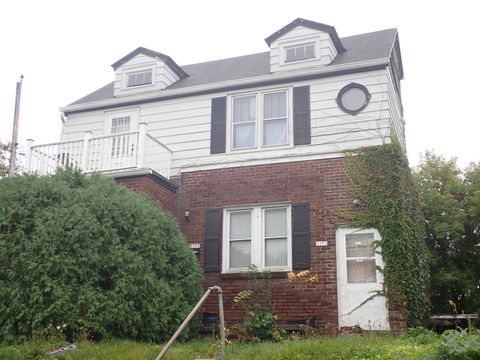 Photo of 2351 E Euclid St, Milwaukee, WI 53207 (MLS # 1951310)