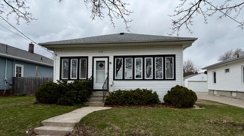 Photo of 1520 Columbus St, Manitowoc, WI 54220 (MLS # 1959382)